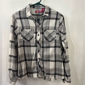 Bundle 3/$25 
BTC Small Long Sleeve Button Up Black/white flannel plaid top